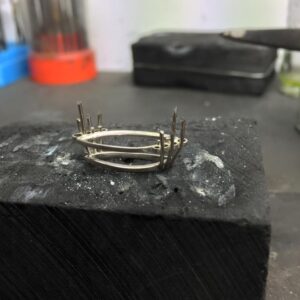 Top and bottom bezels joined by the setting wires